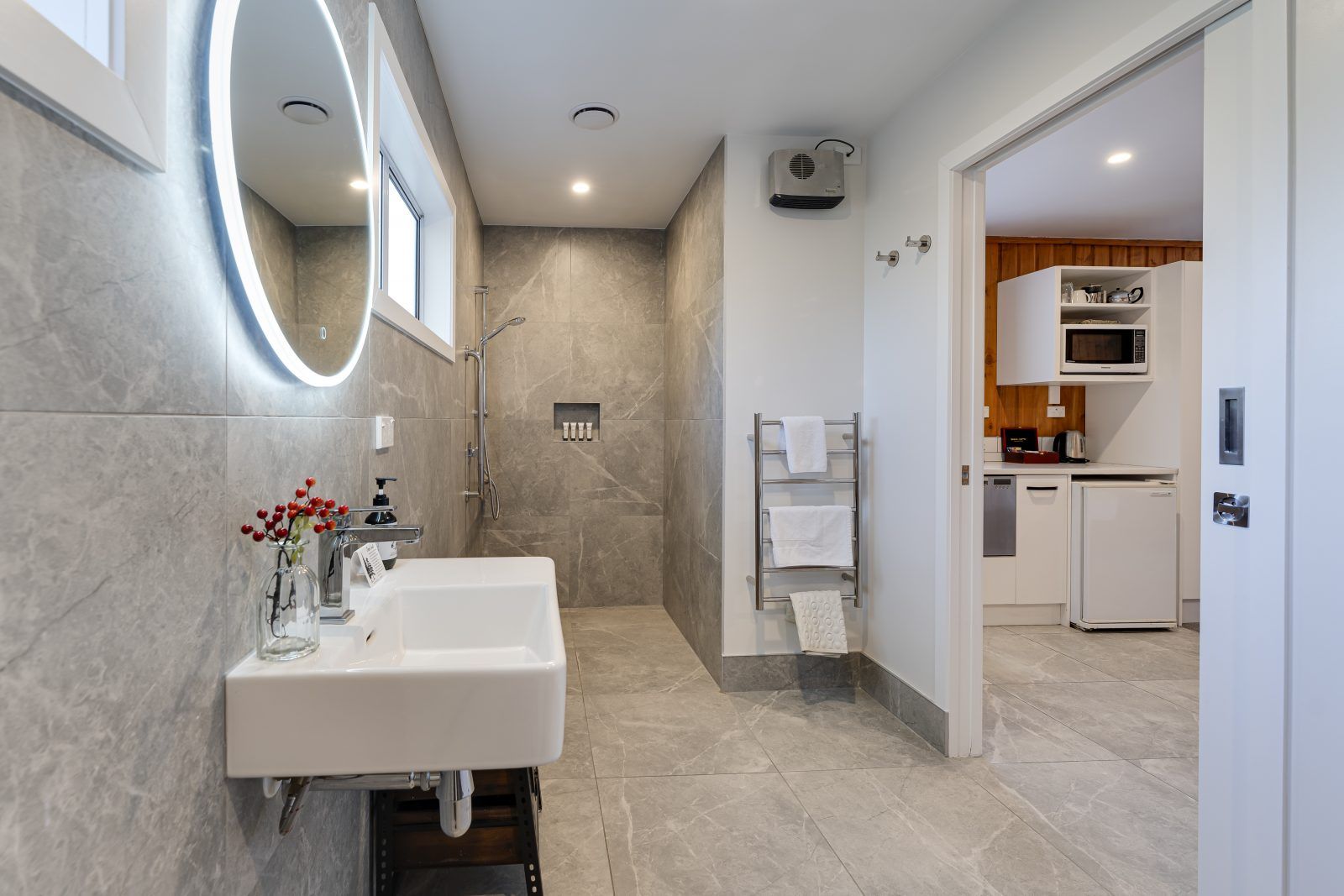 Superior Access Chalet Image 6